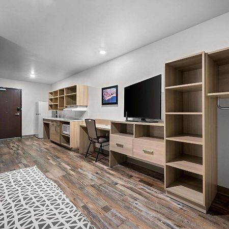 Woodspring Suites Dearborn Detroit Eksteriør billede