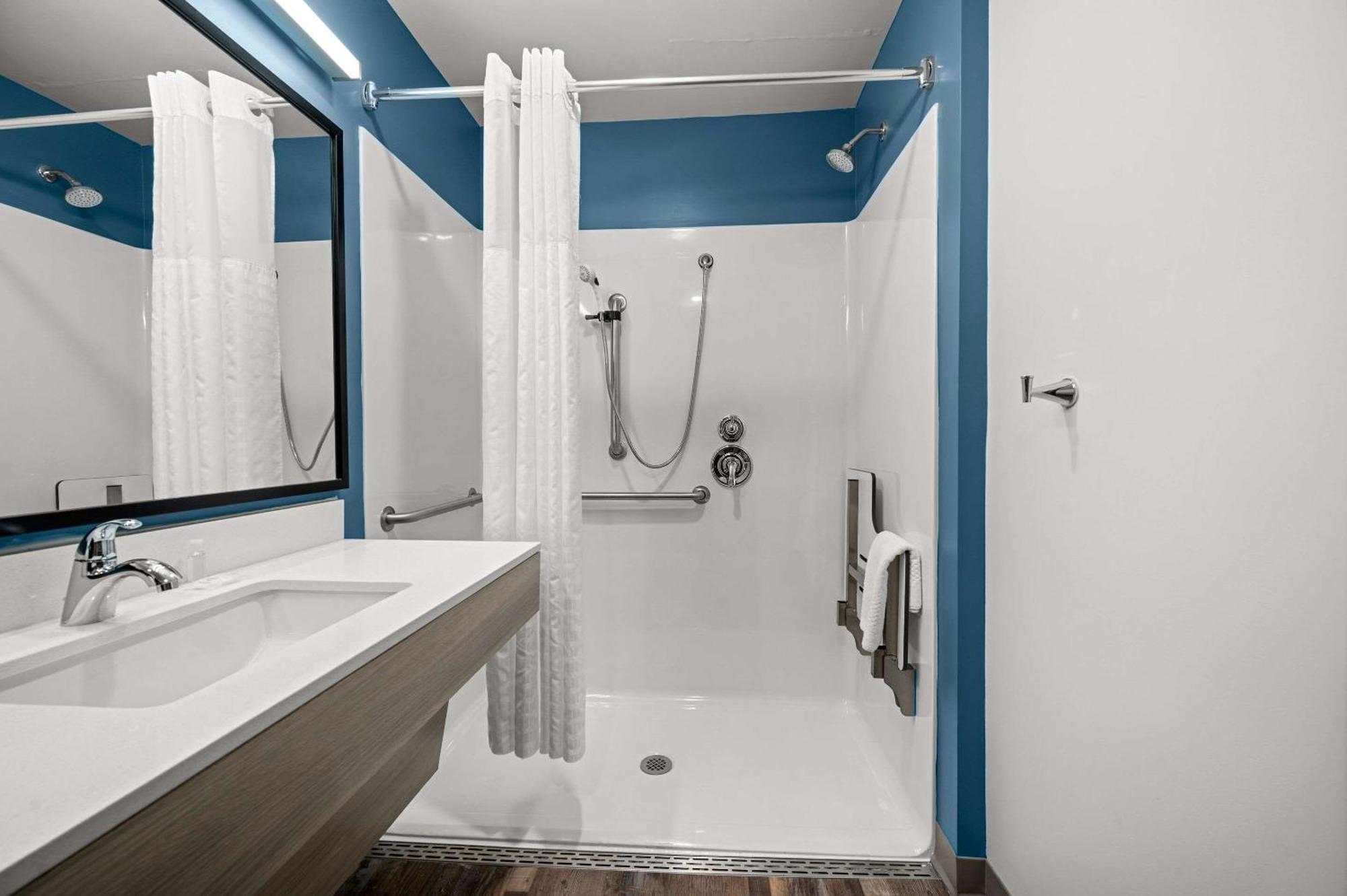 Woodspring Suites Dearborn Detroit Eksteriør billede