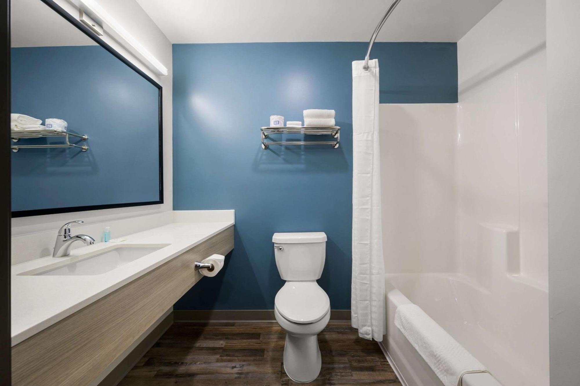 Woodspring Suites Dearborn Detroit Eksteriør billede