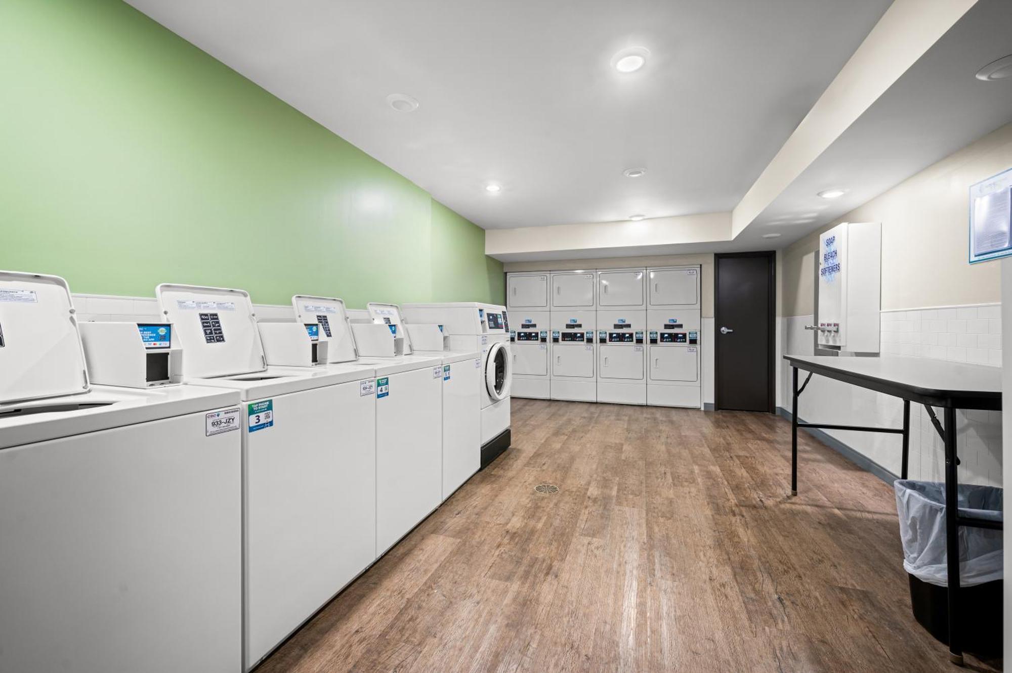 Woodspring Suites Dearborn Detroit Eksteriør billede